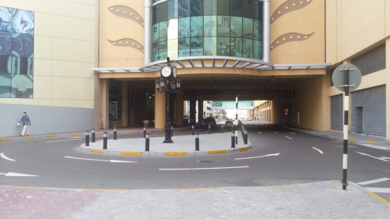 street-shopping-in-dubai-for-clothes